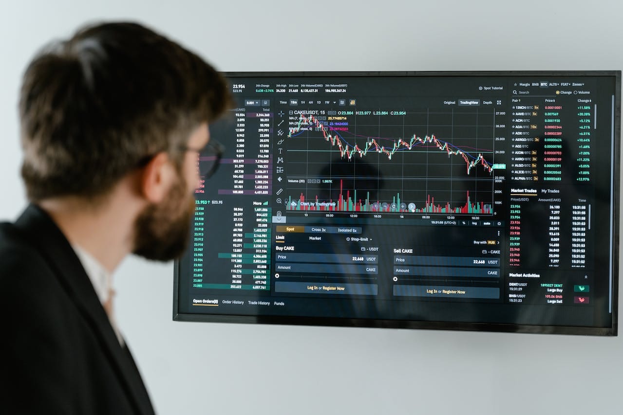 A man analyzing the market and trend on a screen